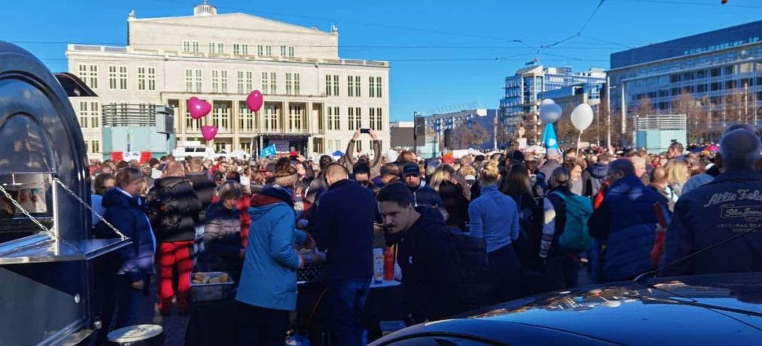 „Querdenken“ um 13:40 Uhr auf dem Augustusplatz. Foto: L-IZ.de