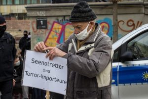 Schon am 21. November 2020 mischten sich in Leipzig das „Querdenken“ mit der alten Ausländerfeindlichkeit und rechten Narrativen. Foto: Tilly Domian