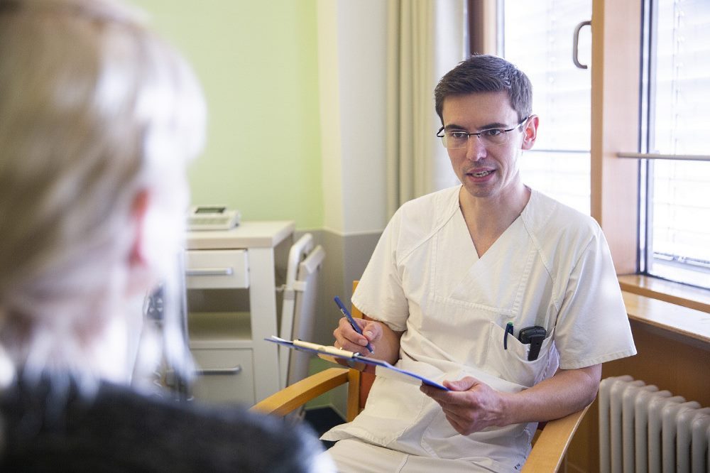 Lars Selig, Leiter des UKL-Ernährungsteams, im Gespräch mit einer Patientin. In diesem Jahr können er und sein Team nicht am "nutritionDay" teilnehmen. Foto: Stefan Straube / UKL