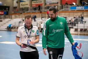 Chefcoach Andr&eacute; Haber mit seinem Co-Trainer und Aushilfs-Torh&uuml;ter Milos Putera. Foto: Klaus Trotter