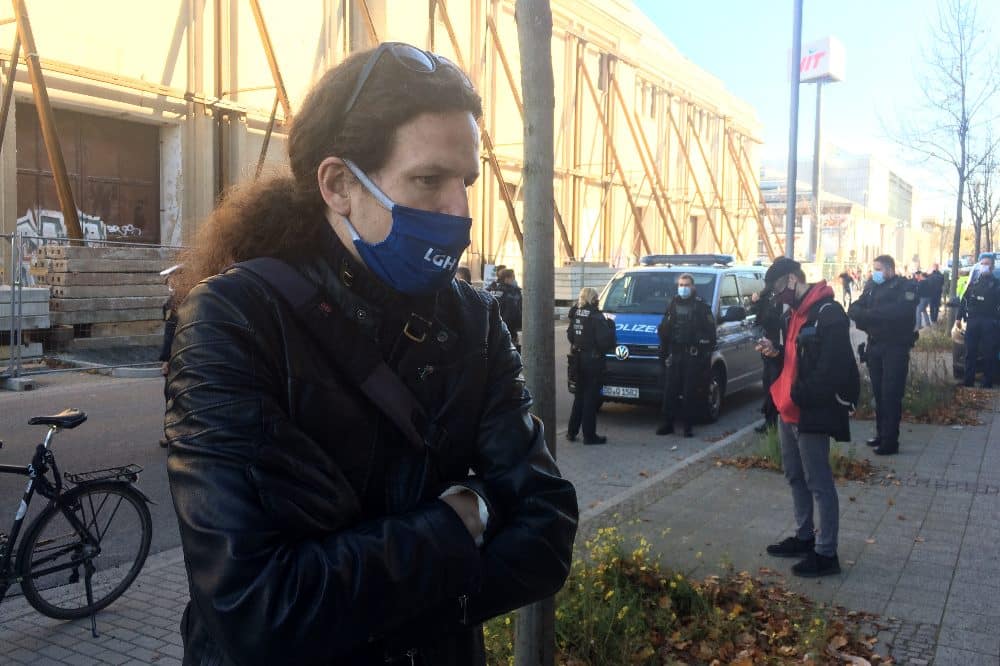Jürgen Kasek am 7. November. Im Hintergrund die blockierten „Querdenker“. Foto: L-IZ.de