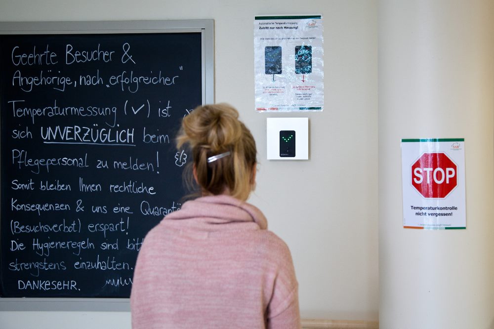Ohne sensorische Messung der Körpertemperatur ist der Zutritt ins Städtische Altenpflegeheim nicht gestattet. Die strengen Besuchs- und Hygieneregeln werden jedoch nicht von allen Besuchern eingehalten. © Michael Billig