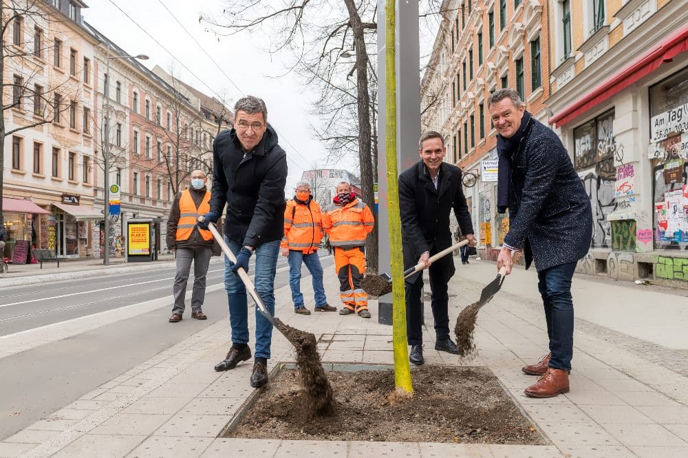 Baubürgermeister Thomas Dienberg, LVB-Geschäftsführer Ronald Juhrs sowie Dr. Ulrich Meyer, Technischer Geschäftsführer Leipziger Wasserwerke, pflanzen symbolisch gemeinsam den letzten Baum im Bauabschnitt. Drei der neu gesetzten Bäume spendet das Bauunternehmen STRABAG im Rahmen der Aktion „Für eine baumstarke Stadt“. Quelle: Leipziger-Gruppe