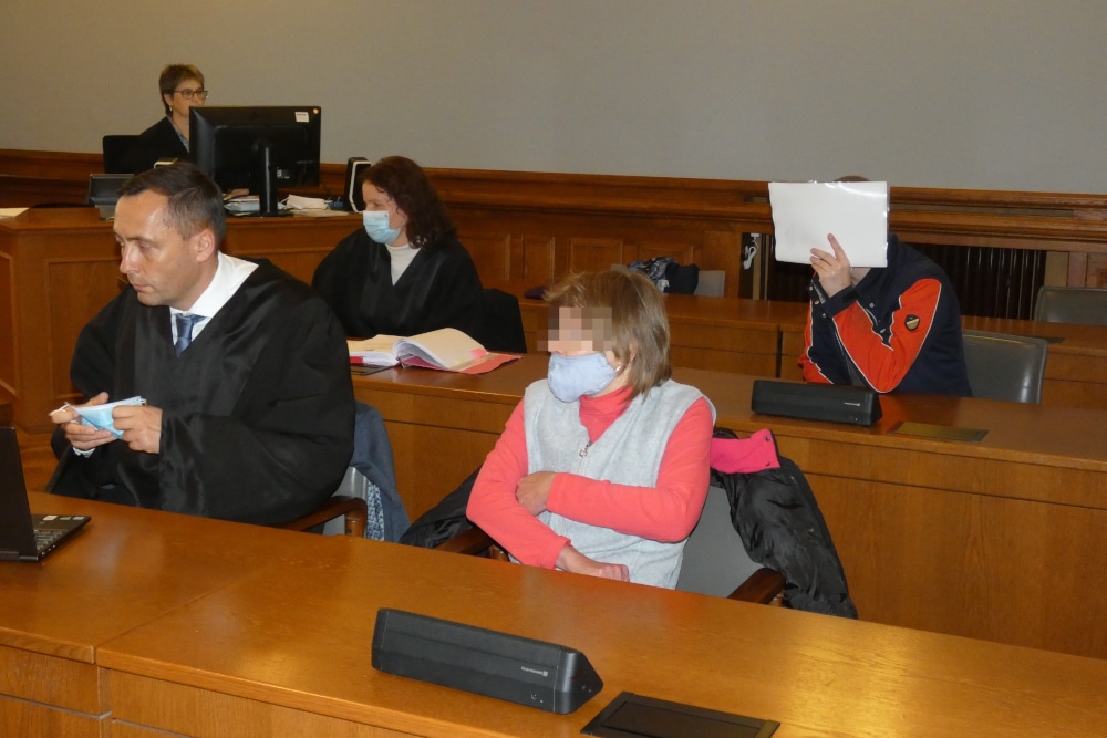 Schweigen bisher: Jacqueline Z. (49, r.) und Daniel M. (33, Gesicht verdeckt) mit den Verteidigern Mario Thomas und Nadine Lippold. Foto: Lucas Böhme