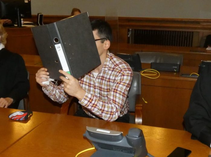 Der mutmaßliche Mörder Edris Z. (damals 31) beim Prozessauftakt 2020. Foto: Lucas Böhme