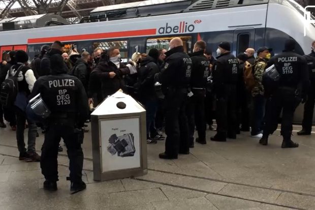 Ankunft des Zuges aus Eisenach und Rechtsextremisten am Leipziger Hauptbahnhof. Auszug L-IZ-Video (am Ende des Artikels)
