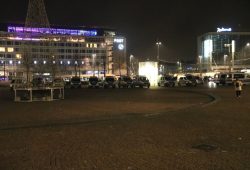 Ein polizeiliches Aufgebot am Augustusplatz wegen 20 Demonstrant/-innen. Foto: L-IZ.de