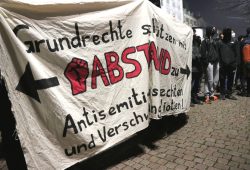 Banner des Gegenprotestes auch am 9. November 2020. Foto: L-IZ.de