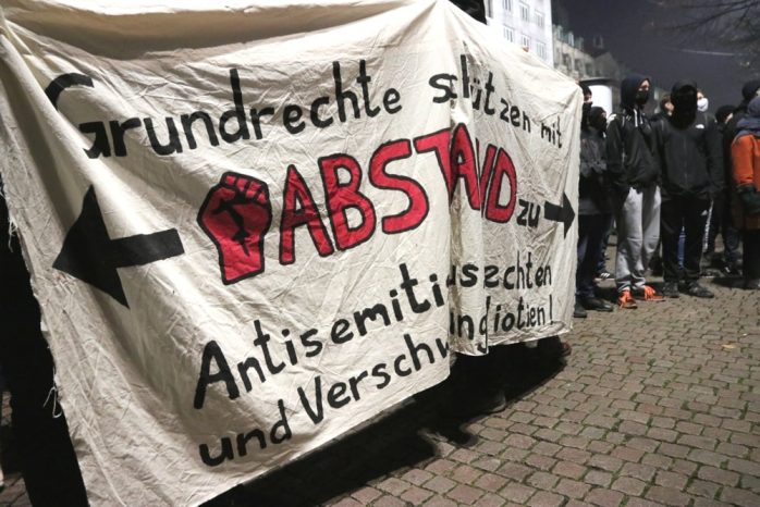 Banner des Gegenprotestes auch am 9. November 2020. Foto: L-IZ.de
