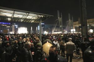 Ein Gef&uuml;hl von &bdquo;es reicht&ldquo;: 1.000 kommen zum Gegenprotest bei &bdquo;Querdenkern&ldquo; am 9. November 2020. Foto: L-IZ.de