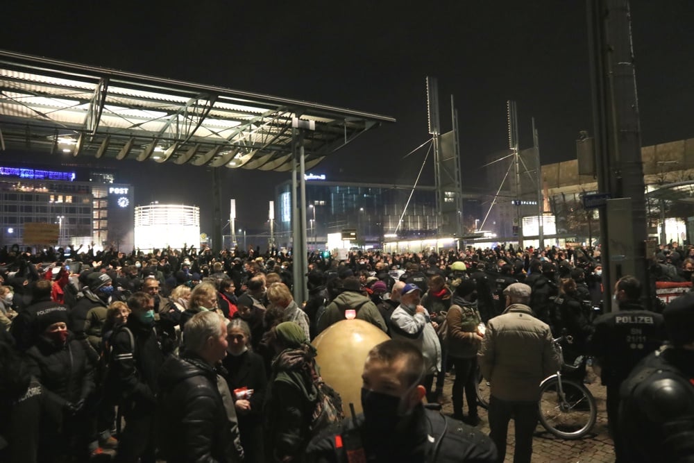 Ein Gefühl von „es reicht“: 1.000 kommen zum Gegenprotest bei „Querdenkern“ am 9. November 2020. Foto: L-IZ.de
