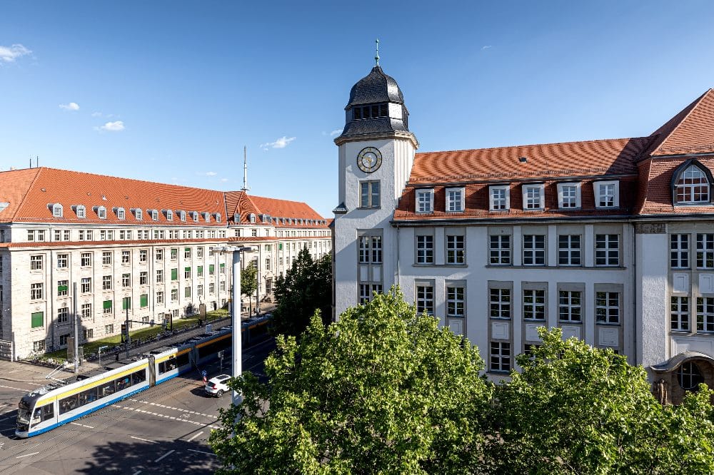 Der Geutebrück-Bau der HTWK Leipzig (mit Turm) an der Karl-Liebknecht-/ Ecke Richard-Lehmann-Straße. Quelle: Tom Schulze/HTWK Leipzig