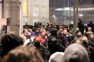20 &bdquo;Spazierg&auml;nger&ldquo; am Montag 9. November 2020 umringt von Gegenprotest in Leipzig. Foto: LZ