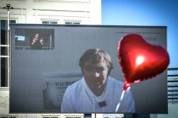 Michael Ballweg am 7. November in Leipzig per Videoeinspielung dabei. Foto: L-IZ.de