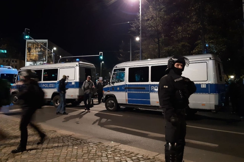 Polizeiabsperrung am Hauptbahnhof, die kurz nach 18 Uhr durchbrochen wurde. Foto: L-IZ.de