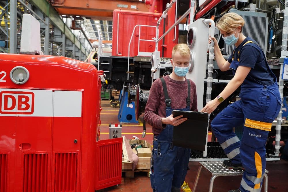 Zukunftsperspektive für Nachwuchskräfte in der Lausitz: Eine Mechatroniker-Auszubildende bei der LEAG und ein DB-Mechatroniker im DB-Werk in Cottbus. Foto: DB AG / Nadine Fuhrhop