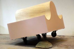 Michael Hahn: Tide, Holz, Lack, Stahl, Rollen, Granit, 140 x 170 x 140 cm, 2020. Foto: Galerie b2_