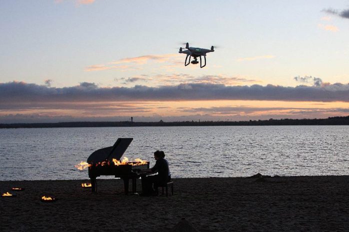 Julian Eilenberger und Andreas Güstel beim "brennenden" Konzert am Cospudener See. Foto: L-IZ