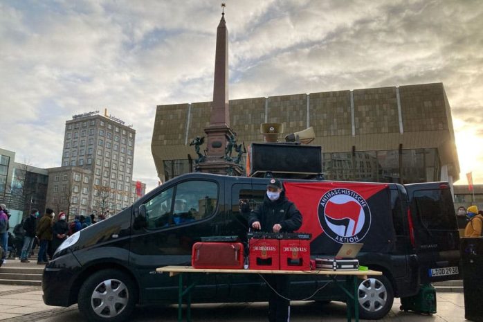 Kundgebung auf dem Augustusplatz gegen die Pandemie-Leugner/-innen. Foto: L-IZ.de
