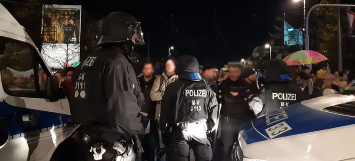 17:55 Uhr Diskussionen zwischen Polizei und Querdenker. Foto: L-IZ.de