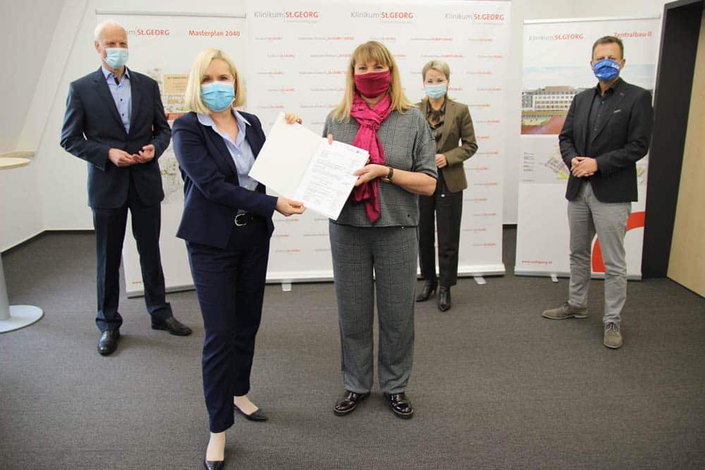 Scheckübergabe: Wolf-Dietrich Rost (MdL CDU); Dr. Iris Minde (GF Klinikums St. Georg); Staatministerin Petra Köpping (Sächsisches Ministerium für Soziales und Gesellschaftlichen Zusammenhalt), Claudia Pfefferle (GF Klinikum St. Georg), Torsten Bonew (Finanzbürgermeister Stadt Leipzig / Aufsichtsratsvorsitzender des Klinikums). Foto: Felix Kurtze, Klinikum St. Georg