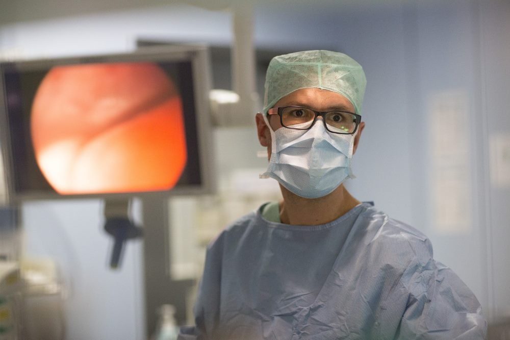 Prof. Martin Lacher ist Direktor der Klinik und Poliklinik für Kinderchirurgie am UKL. Die Einrichtung gehört zu den wenigen zertifizierten Zentren für brandverletzte Kinder in Deutschland. Foto: Stefan Straube / UKL