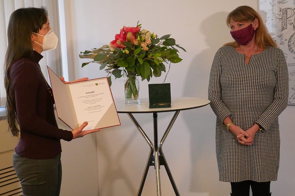 Frau Dr. Ruf und Staatsministerin Köpping bei der Preisverleihung. Foto: SMS