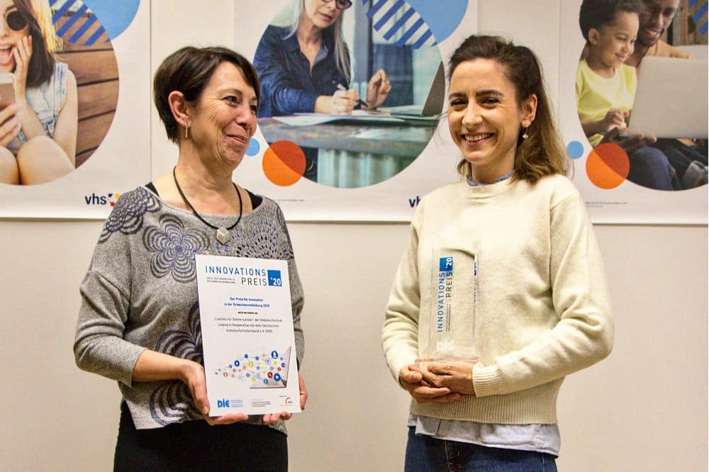 Heike Richter (l.), Leiterin der Volkshochschule, und Projektleiterin Caroline Baetge mit dem Preis und der Urkunde. Quelle: VHS Leipzig/Peter Kabitzsch