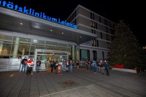 Am 11. Dezember wurden die Gewinner im Videowettbewerb "Schüler retten Leben" gekürt - Coronakonform vor dem Universitätsklinikum Leipzig. Allen Gewinnern herzlichen Glückwunsch! Foto: Hagen Deichsel/UKL