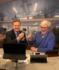 Präsident John Wargin mit Vorstand Jens-Peter Schulz im Studio während der digitalen Charter des RCDI. Quelle: Rotary Club Dresden