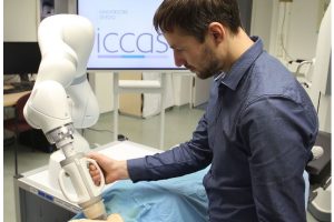 Am ICCAS entwickelter Demonstrator eines Robotersystems für die kombinierte Ultraschall-Radiotherapie, bestehend aus einem Kuka LBR Med-Roboterarm mit aufgesetztem Behandlungskopf. Foto: ICCAS