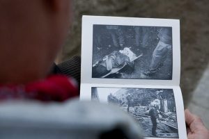 Tretschok auf der Trage – mit diesem Foto hat er es auch in ein Buch über die Mainzer Straße geschafft. © Michael Billig