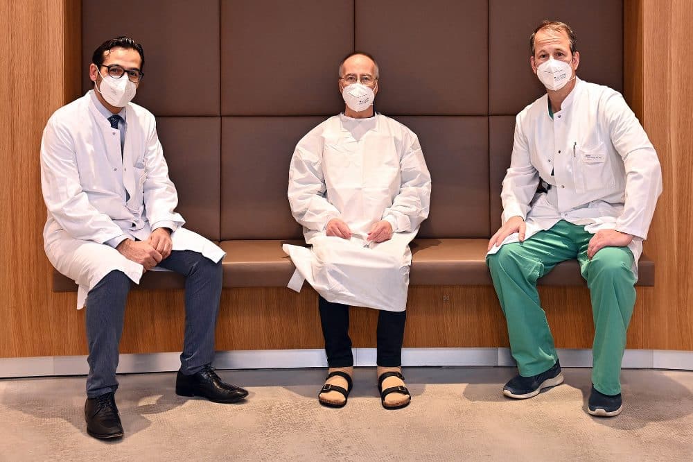 Christoph Tretschok (59) bekam im Jahr 2020 als 40. Patient im Herzzentrum Leipzig ein neues Herz transplantiert. Sein Operateur Prof. Dr. Diyar Saeed (links) und Prof. Michael Borger, Direktor der Universitätsklinik für Herzchirurgie (rechts), freuen sich über die schnellen Genesungsfortschritte. Foto: Thomas Meinicke | Herzzentrum Leipzig