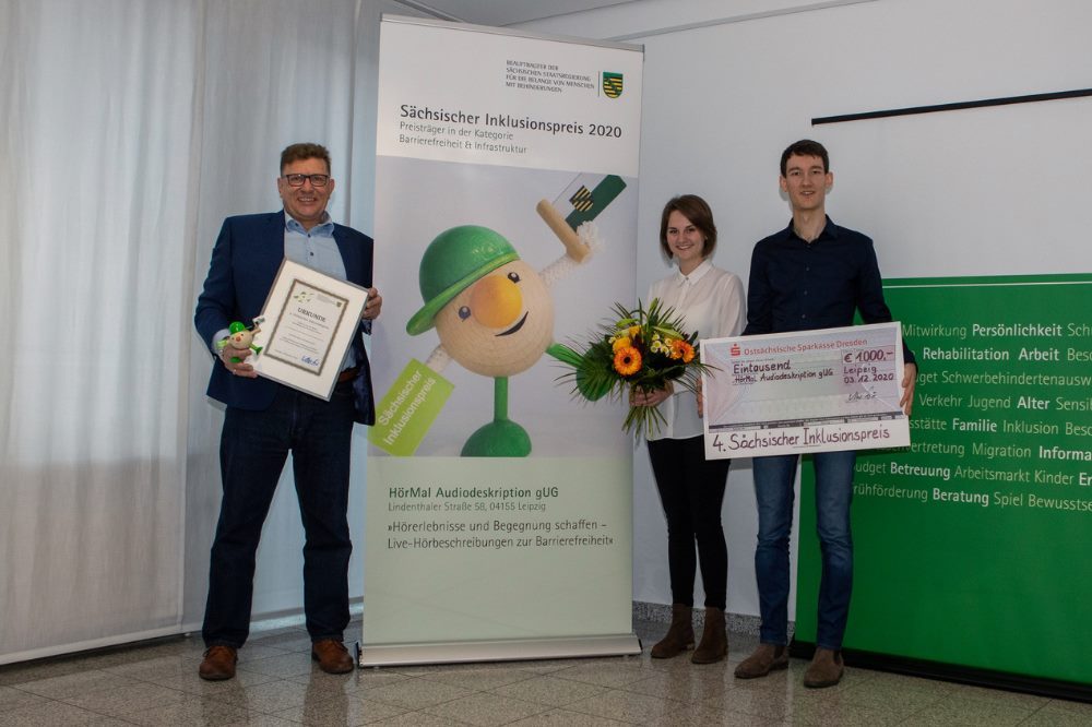 Florian Eib, Peter Lomb und Tomke Koop bei der Preisverleihung. Quelle: HörMal Audiodeskription