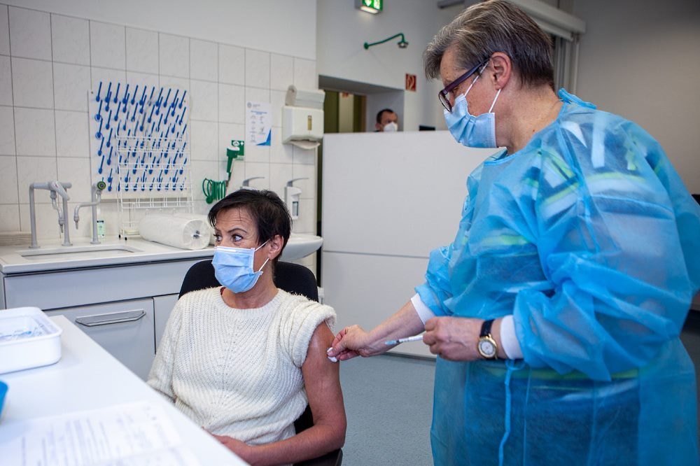 Diana Schweickert (li.) erhielt am 29. Dezember als erste Mitarbeiterin des UKL die Impfung von Dr. Melanie Weiss, Leiterin des Zentralen Bereichs Arbeitsmedizin und Arbeitssicherheit am UKL. Foto: Hagen Deichsel / UKL