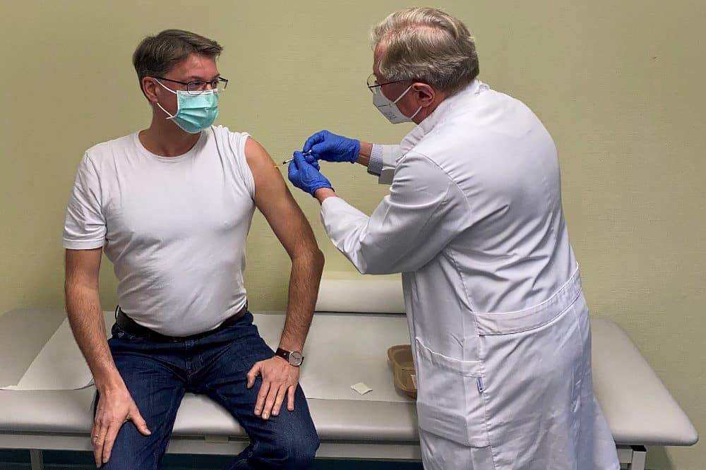 Prof. Borte (rechts) impft Prof. Lübbert (links) mit dem BioNTech mRNA-Impfstoff. © Klinikum St. Georg