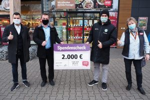 DHfK-Geschäftsführer Karsten Günther zusammen mit REWE Vertriebsleiter Frank Hofmann sowie den REWE Kaufleuten Frau Richter und Herrn Barthel. Quelle: SC DHfK