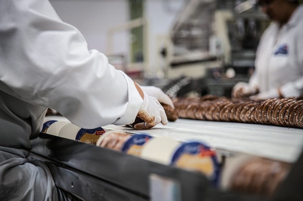 Sorgen dafür, dass Lebensmittel in der Krise nicht knapp werden: Für die Beschäftigten in der Ernährungsindustrie fordert die Gewerkschaft NGG im neuen Jahr höhere Löhne. Foto: NGG