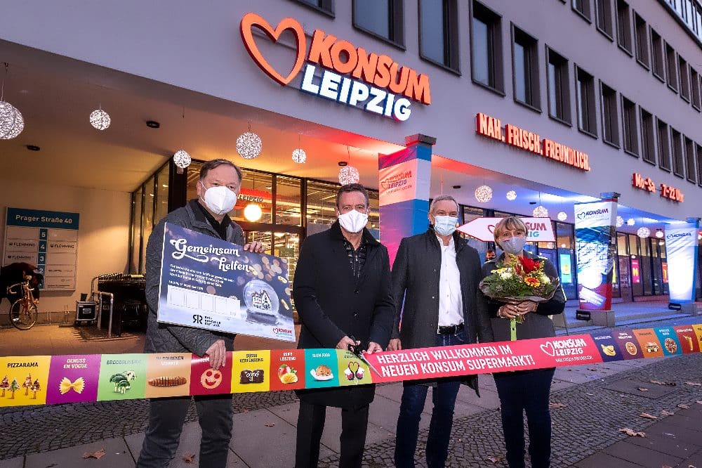 Eröffnung der Konsum Leipzig Filiale in der Prager Straße 38-40: Vorstandssprecher Dirk Thärichen, Ralf Rangnick, Vorstand Michael Faupel und Filialleiterin Sandra Eckardt (v.l). © Steffen Runke