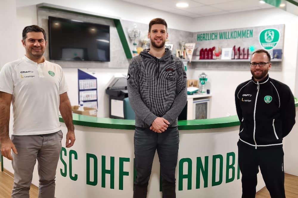 Geschäftsführer Karsten Günther, Šime Ivic und Chefcoach André Haber nach der Vertragsunterzeichnung. Quelle: SC DHfK