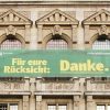 Aus Rücksicht heute nur eine Video-Konferenz-Sitzung des Stadtrates. Plakat am Neuen Rathaus. Foto: Stadt Leipzig