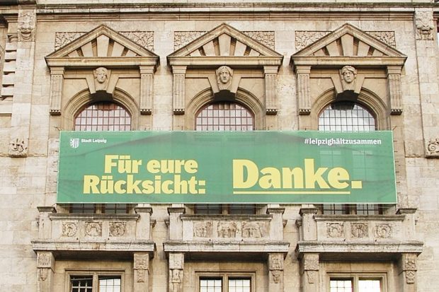 Aus Rücksicht heute nur eine Video-Konferenz-Sitzung des Stadtrates. Plakat am Neuen Rathaus. Foto: Stadt Leipzig