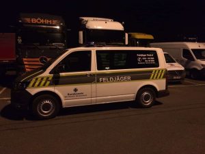 Die Feldjäger der Bundeswehr in der Mercedes Benz-Niederlassung vor Ort. Foto: L-IZ.de
