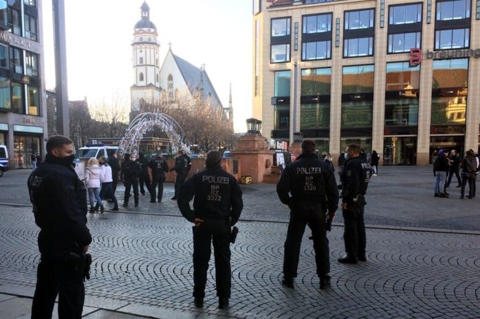 Die Polizei spricht gezielt Personen im Leipziger Zentrum am Markt an. Foto: L-IZ.de