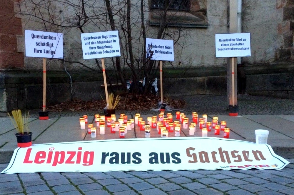 Die PARTEI mit einer symbolträchtigen Aktion an der Nikolaikirche. Foto: L-IZ-de