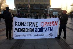 Gegenprotest auf dem Augustusplatz mit Solidaritätsaufrufen in der Krise. Foto: L-IZ.de