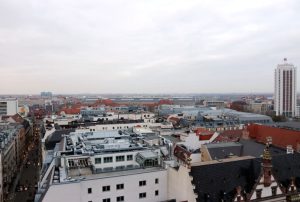 Panorama von Leipzig mit Nikolaistraße, Hauptbahnhof und Messehochhaus. Foto: L-IZ.de