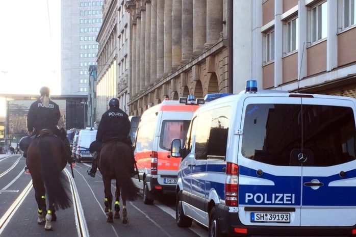 Reiterstaffel auch auf dem Augustusplatz unterwegs. Foto: L-IZ.de