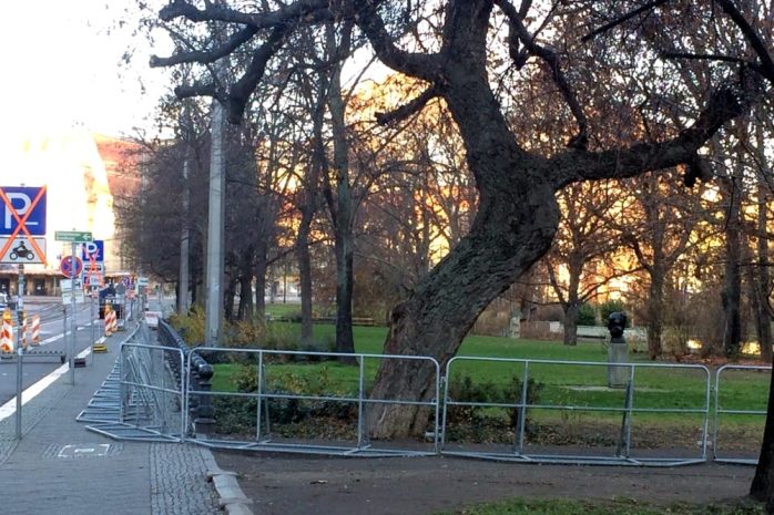 Ein menschenleerer Schillerpark abgegittert. Foto: L-IZ.de