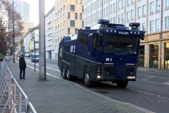 Wasserwerfer auf der Goethestraße. Foto: L-IZ.de